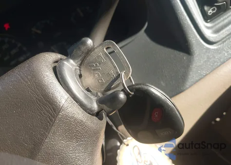 2000 Chevrolet Silverado 1500 Ls z USA, uszkodzony, nr VIN 1GCEC14T1YZ209486